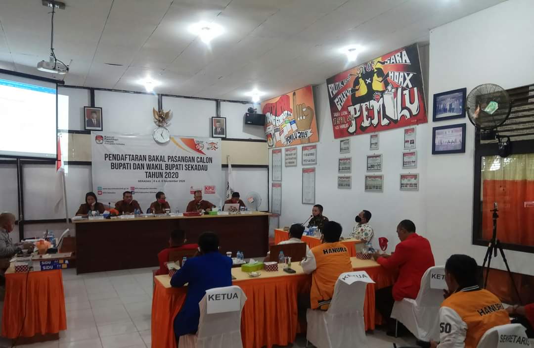 Bawaslu kabupaten sekadau awasi pelaksanaan penerimaam bakal calon Bupati dan Wakil Bupati Sekadau Tahun 2020 pada hari pertama