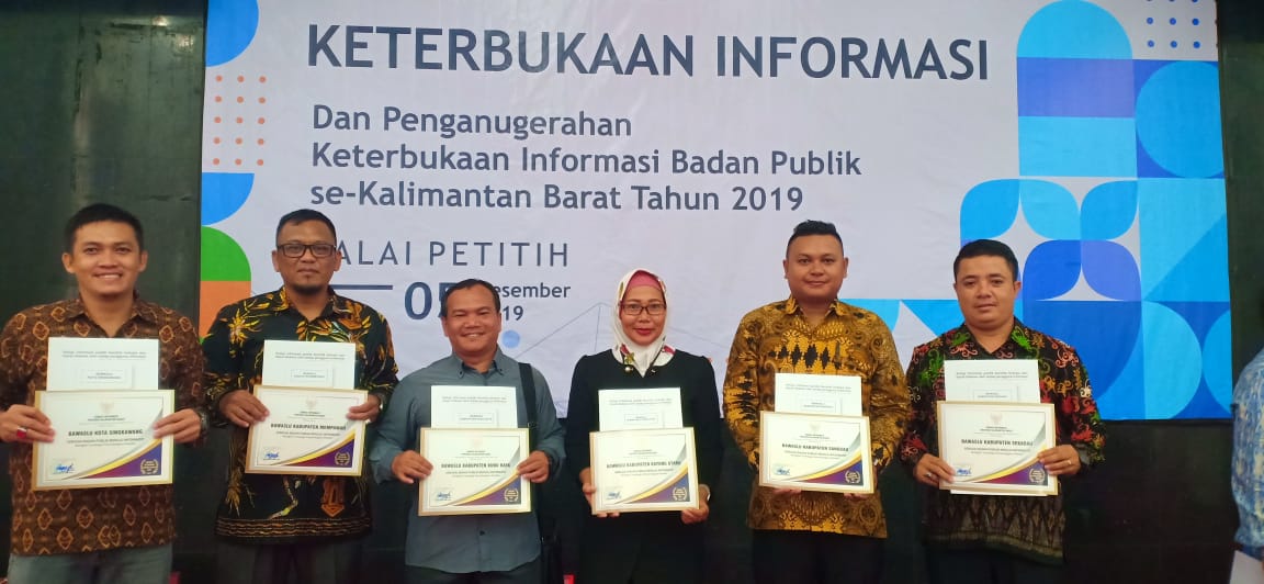 Anugerah Keterbukaan Informasi Badan Publik Kalimantan Barat Tahun 2019 diberikan kepada Bawaslu Kabupaten Sekadau