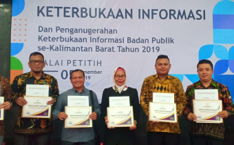 Anugerah Keterbukaan Informasi Badan Publik Kalimantan Barat Tahun 2019 diberikan kepada Bawaslu Kabupaten Sekadau